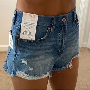 (NWT) High rise curve fit jean shorts! Size 28